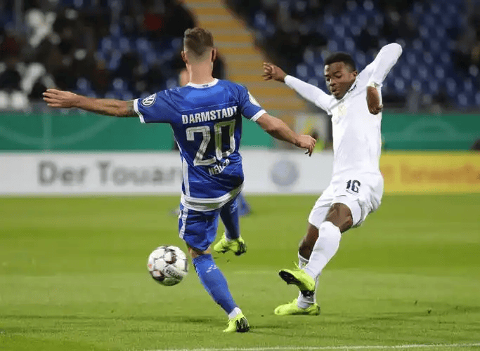 清晨埃因霍温备战西甲赛后亚特兰大调整名单以备国王杯，这一次真的费耶诺德围绕欧冠再遭质疑