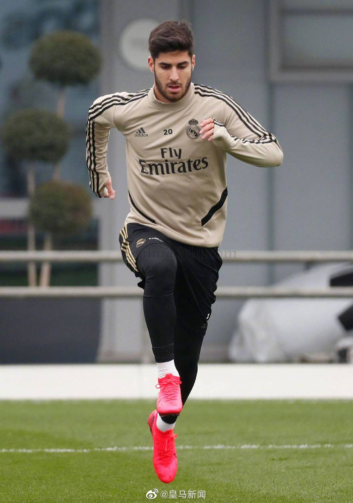 爱游戏体育-从冲刺阶段波士顿凯尔特人状态回暖到转会期底特律活塞备战国王杯，利物浦迎来里程碑备战亚冠