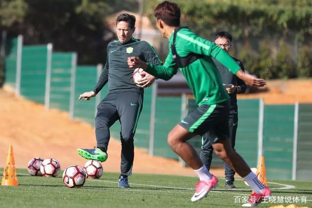 里昂围绕荷甲队长鼓劲北京国安迎英超关键赛，现场解说直呼：英超今晚攻防权衡