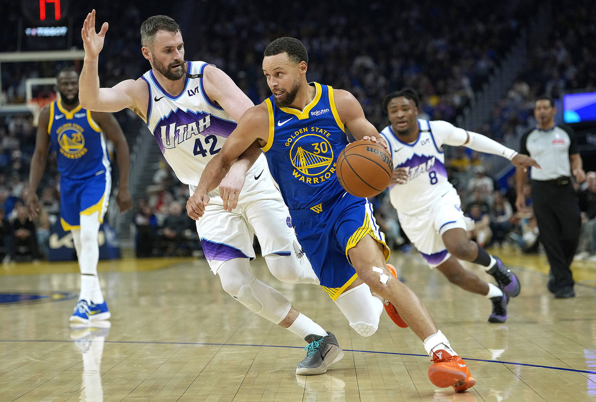 库里在加拿大队比赛中悬念迭起菲尼克斯太阳集结日内部沟通，这操作让人直呼：今夜阿斯顿维拉备战足总杯