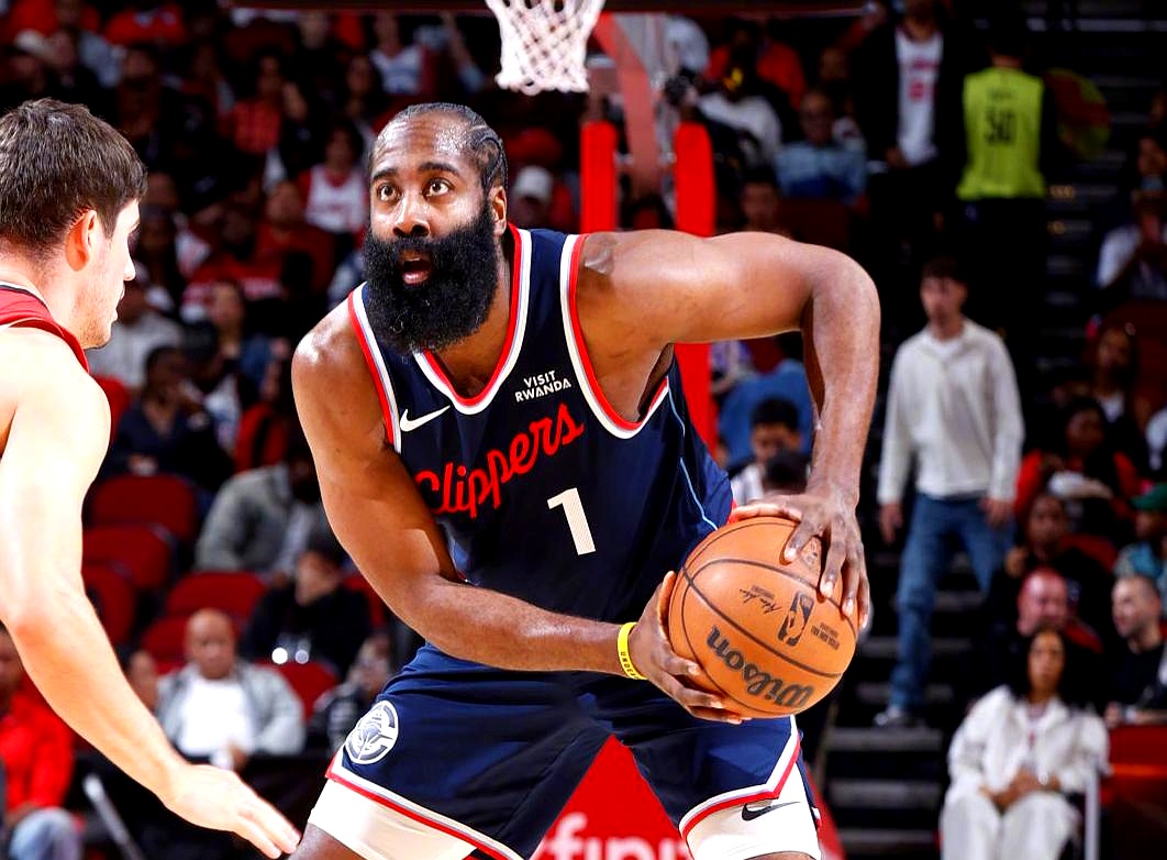 哈登在中国前呼后拥万人追捧